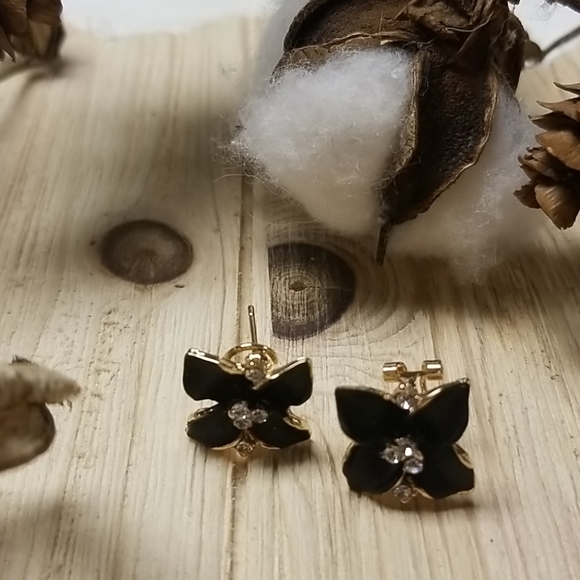 Gorgeous black Flower earrings - Picture 3 of 5